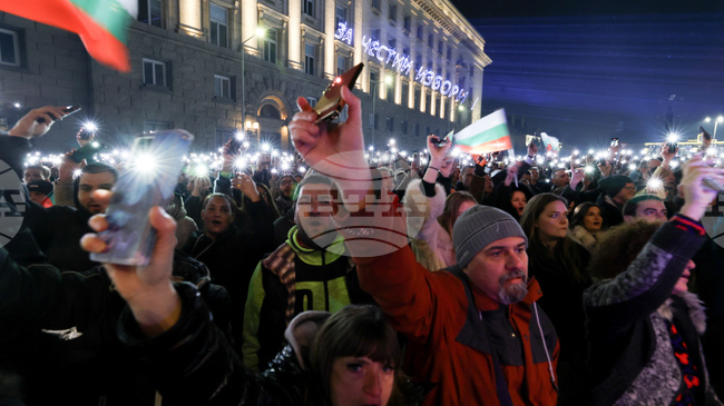 С изпълнение на българския химн приключи протестът срещу управляващите в центъра на София 