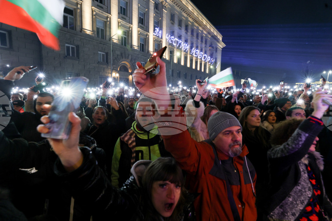 С изпълнение на българския химн приключи протестът срещу управляващите в центъра на София 