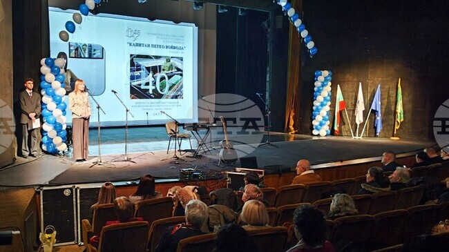 Професионалната гимназия по електроника и електротехника в Кърджали отбеляза с концерт 40-годишния си юбилей