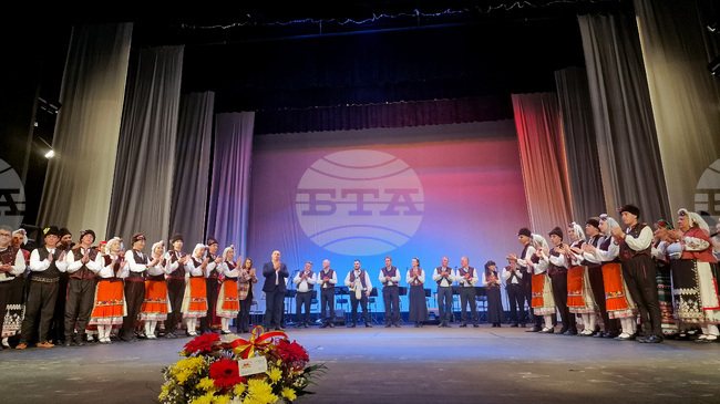 Музика, песен и танц в съвременен прочит на традиционния български фолклор обедини празничният спектакъл на Капанския ансамбъл в Разград 