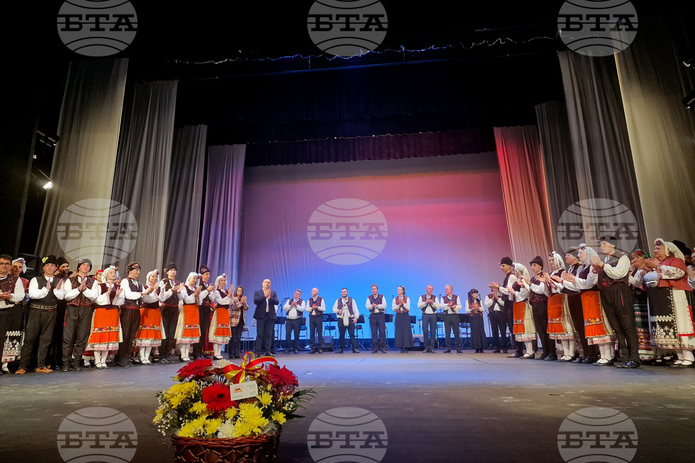 Музика, песен и танц в съвременен прочит на традиционния български фолклор обедини празничният спектакъл на Капанския ансамбъл в Разград 