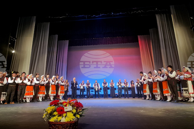 Музика, песен и танц в съвременен прочит на традиционния български фолклор обедини празничният спектакъл на Капанския ансамбъл в Разград 