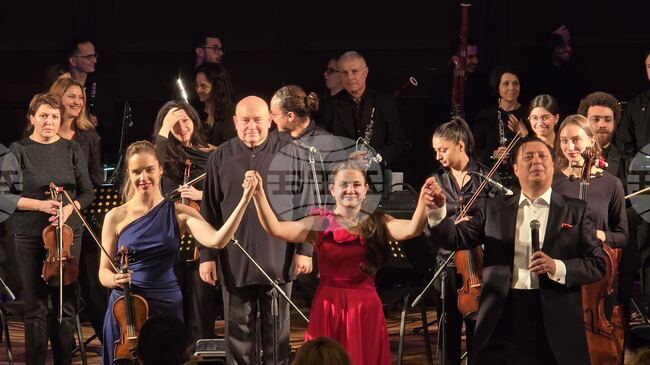 Васил Петров и Врачанската филхармония с маестро Христо Павлов представиха концерта „Бяла Коледа” в зала „Добрич”