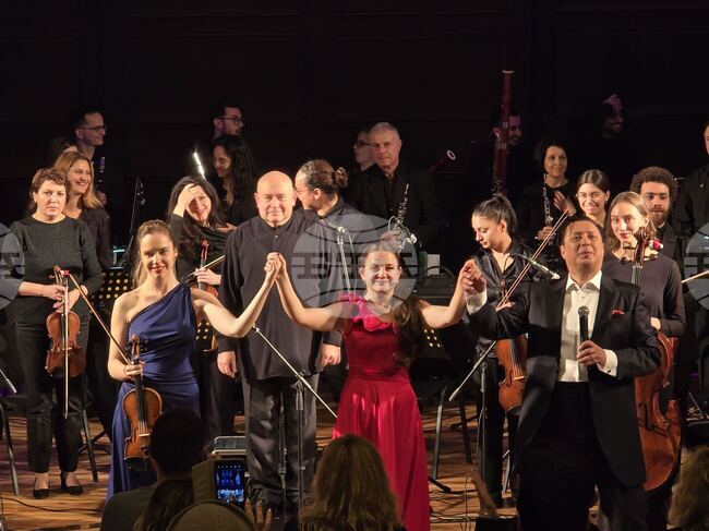 Васил Петров и Врачанската филхармония с маестро Христо Павлов представиха концерта „Бяла Коледа” в зала „Добрич”