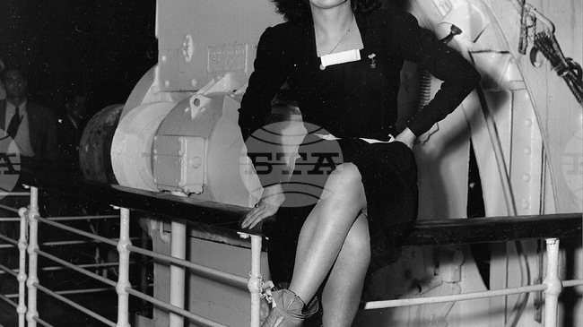 Нищо не трябва да отвлича вниманието на публиката, казва кралицата на френския шансон Едит Пиаф, от чието рождение се навършват 110 години