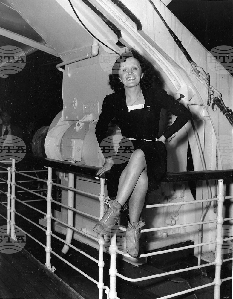 Нищо не трябва да отвлича вниманието на публиката, казва кралицата на френския шансон Едит Пиаф, от чието рождение се навършват 110 години