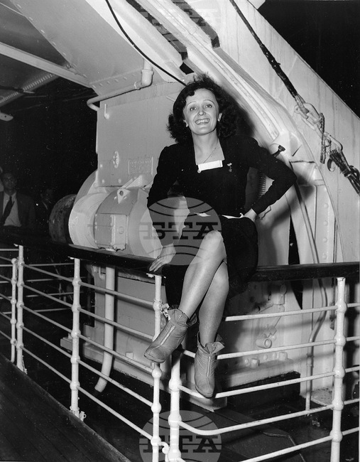 Нищо не трябва да отвлича вниманието на публиката, казва кралицата на френския шансон Едит Пиаф, от чието рождение се навършват 110 години