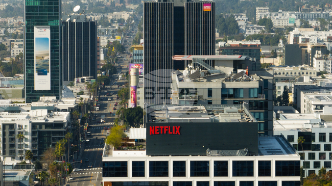 „Нетфликс“ отчете по-добри от очакваното резултати, но акциите поевтиняха заради офертата за „Уорнър Брос Дискавъри“