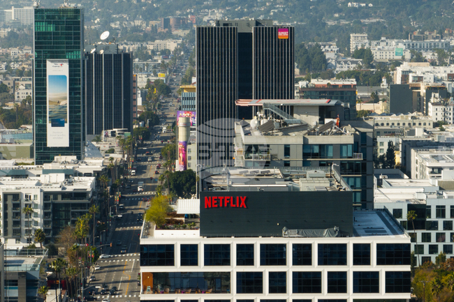 „Нетфликс“ отчете по-добри от очакваното резултати, но акциите поевтиняха заради офертата за „Уорнър Брос Дискавъри“