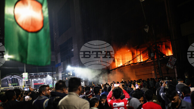 Журналисти в Бангладеш заявиха, че водят борба за оцеляване, след като централите на медии бяха щурмувани от демонстранти 