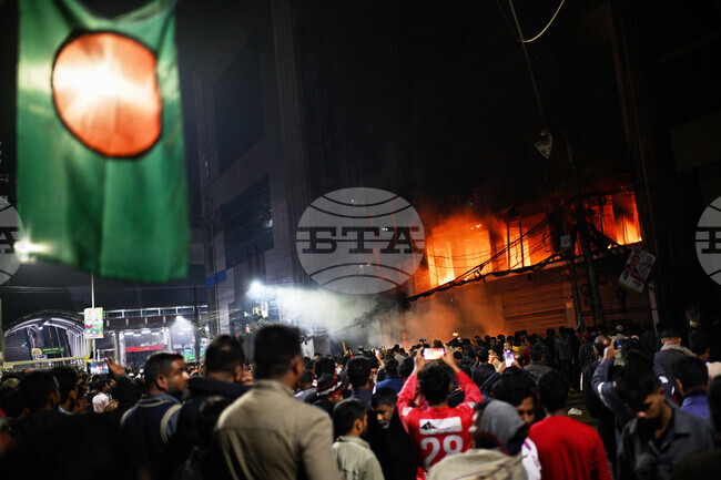 Журналисти в Бангладеш заявиха, че водят борба за оцеляване, след като централите на медии бяха щурмувани от демонстранти 