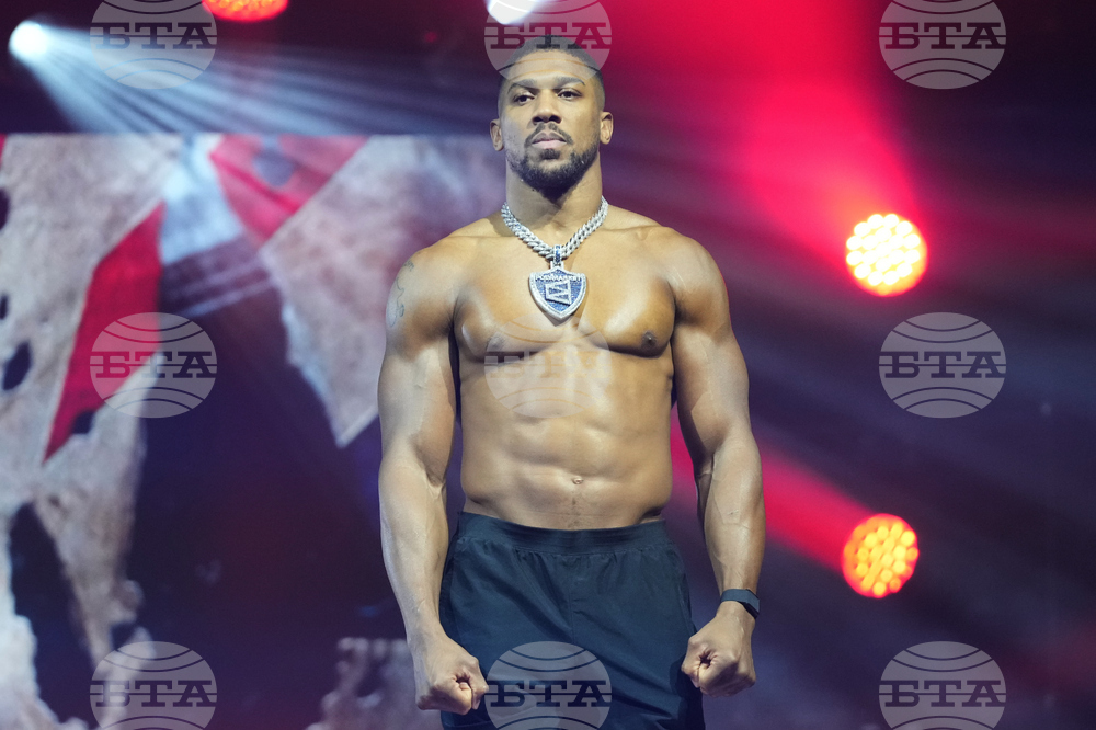 Професионалният боксьор Антъни Джошуа отдаде почит на загиналите в катастрофа негови близки приятели и треньори