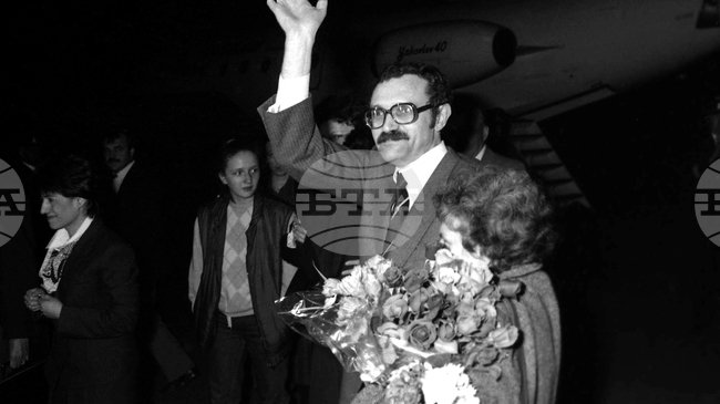 Арестуваният по обвинения за съучастие в атентата срещу папата Сергей Антонов е пуснат от затвора под домашен арест на 21 декември 1983 г.