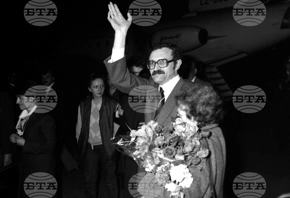 Арестуваният по обвинения за съучастие в атентата срещу папата Сергей Антонов е пуснат от затвора под домашен арест на 21 декември 1983 г.