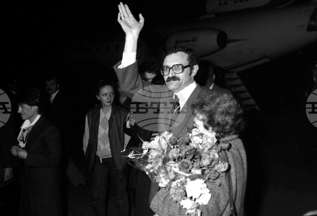 Арестуваният по обвинения за съучастие в атентата срещу папата Сергей Антонов е пуснат от затвора под домашен арест на 21 декември 1983 г.