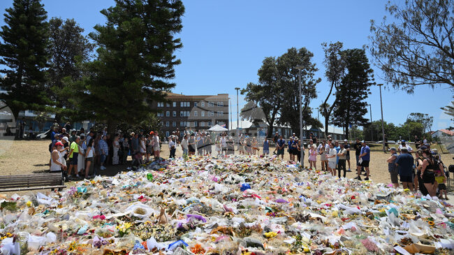 Австралия почита паметта на жертвите при атаката на плажа Бондай в Сидни