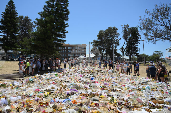 Австралия почита паметта на жертвите при атаката на плажа Бондай в Сидни