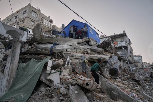 Петима палестинци бяха убити при израелски удар срещу училище в ивицата Газа, в което са били настанени разселени хора 