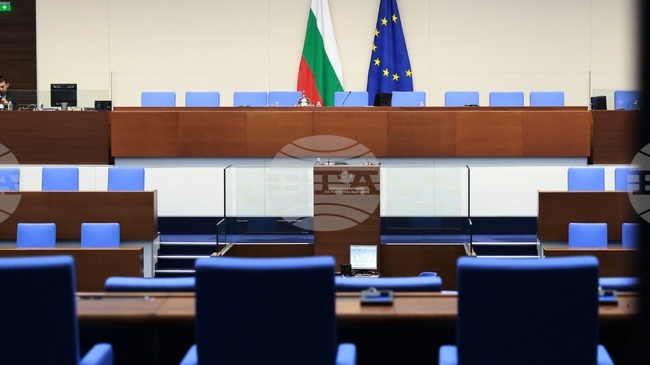 С декларации от „Продължаваме промяната - Демократична България“ и „Възраждане“ започна заседанието на парламента