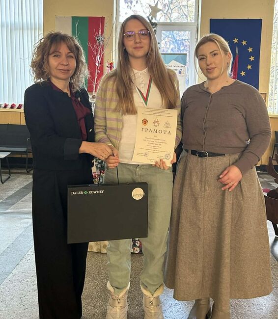 Най-високата сурвачка от конкурса „Коледни фантазии“ вече е част от празничната украса на Община Разград, а нейната авторка получи наградата си в Димитровград