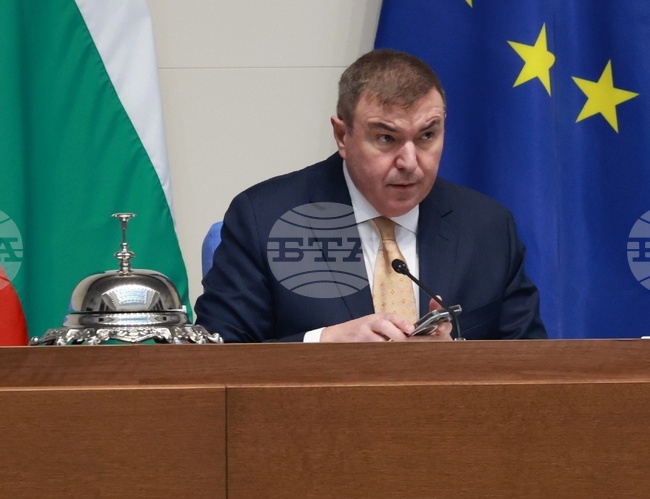 Спор между ПП-ДБ и председателстващия парламентарното заседание Костадин Ангелов заради законопроекта за НСО доведе до 15 минути почивка