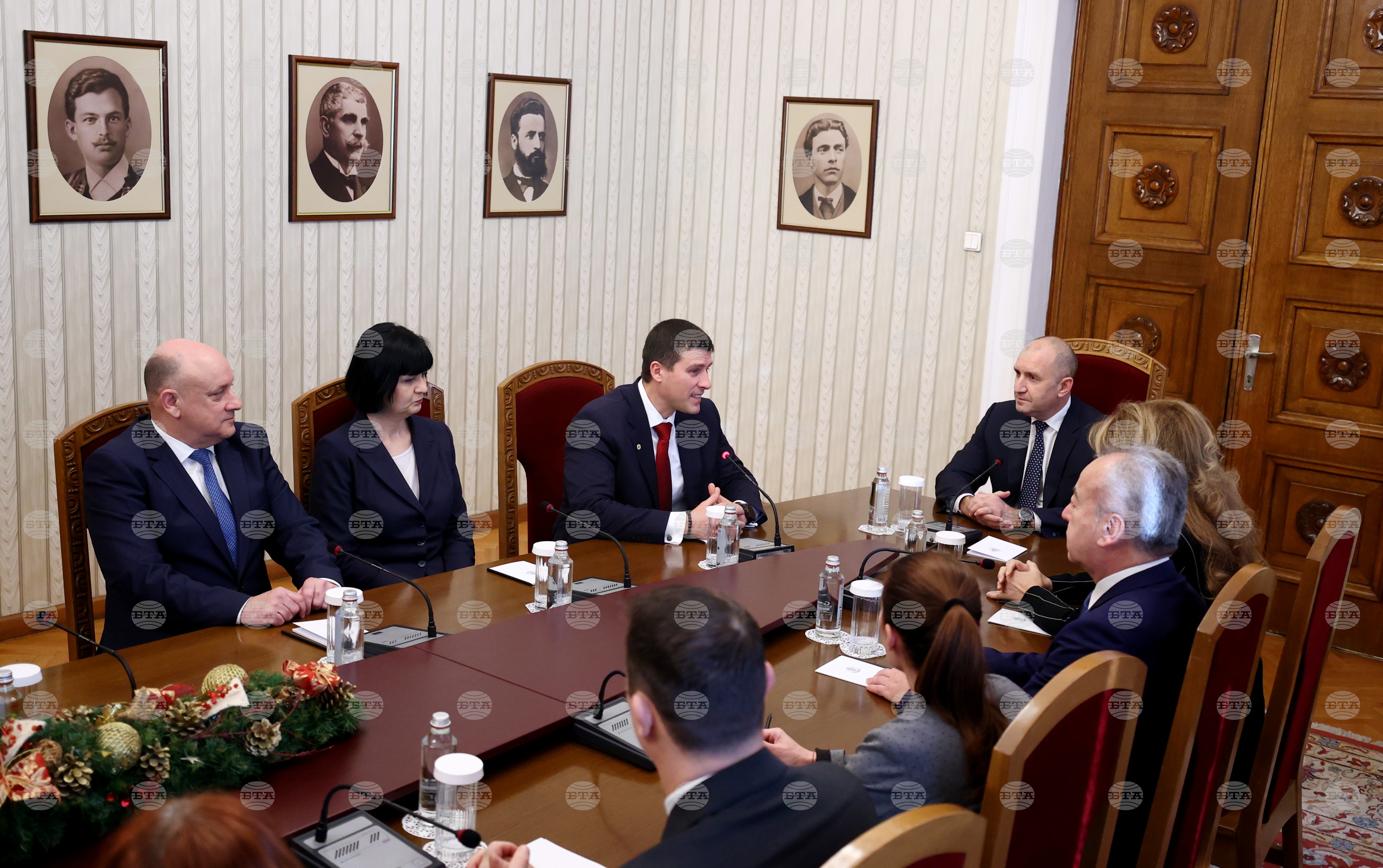 Volilni nadzornik opozarja na zamude pri lokalnih volitvah v Združenem kraljestvu, medtem ko Bolgarija razmišlja o predčasnih volitvah