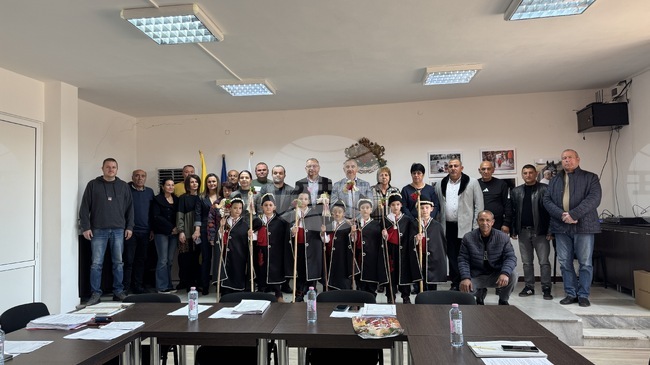 Малките коледари от детска градина "Латинка" поздравиха общинските съветници в Гурково на последното им редовно заседание за годината