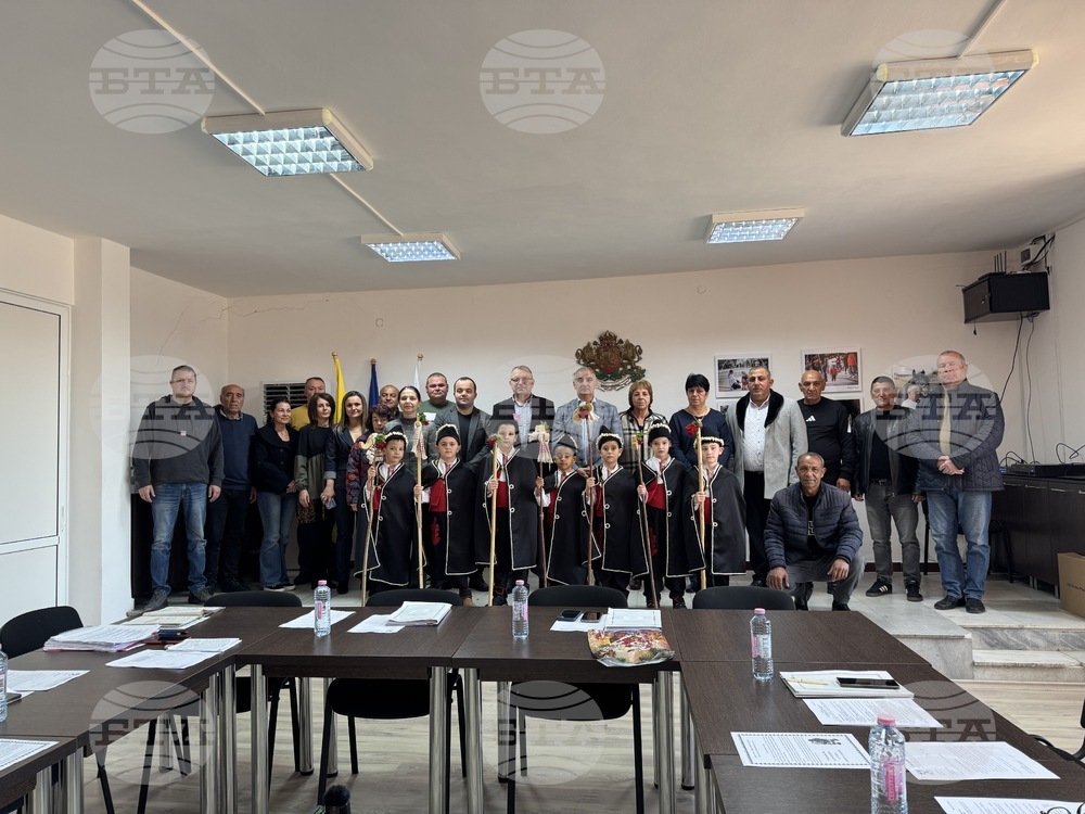 Малките коледари от детска градина "Латинка" поздравиха общинските съветници в Гурково на последното им редовно заседание за годината