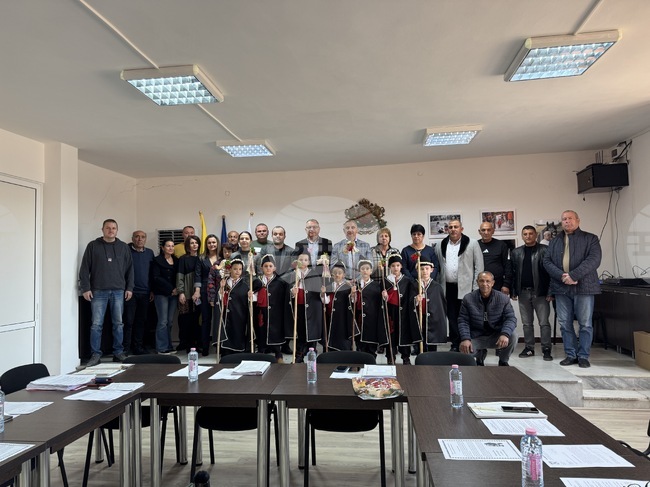 Малките коледари от детска градина "Латинка" поздравиха общинските съветници в Гурково на последното им редовно заседание за годината