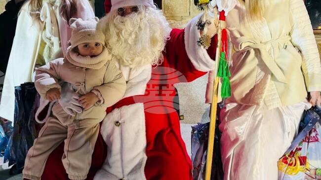 Близо 600 деца от община Котел получиха коледни подаръци на празника „Коледа с приятели“