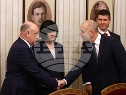 Президентство - „Величие“ - консултации