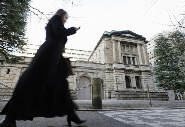 Йената поскъпна след информация за възможна валутна интервенция и готовност на централната банка за промяна в политиката