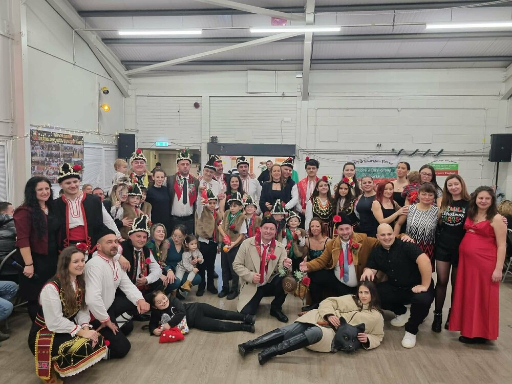 Традицията коледуване бе акцент в коледното тържество на танцова формация „Българи“ в Устър, събрало гости от различни градове в Англия
