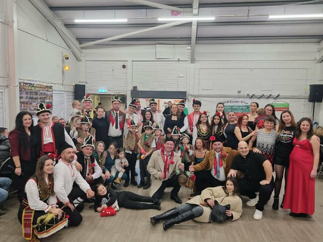 Традицията коледуване бе акцент в коледното тържество на танцова формация „Българи“ в Устър, събрало гости от различни градове в Англия