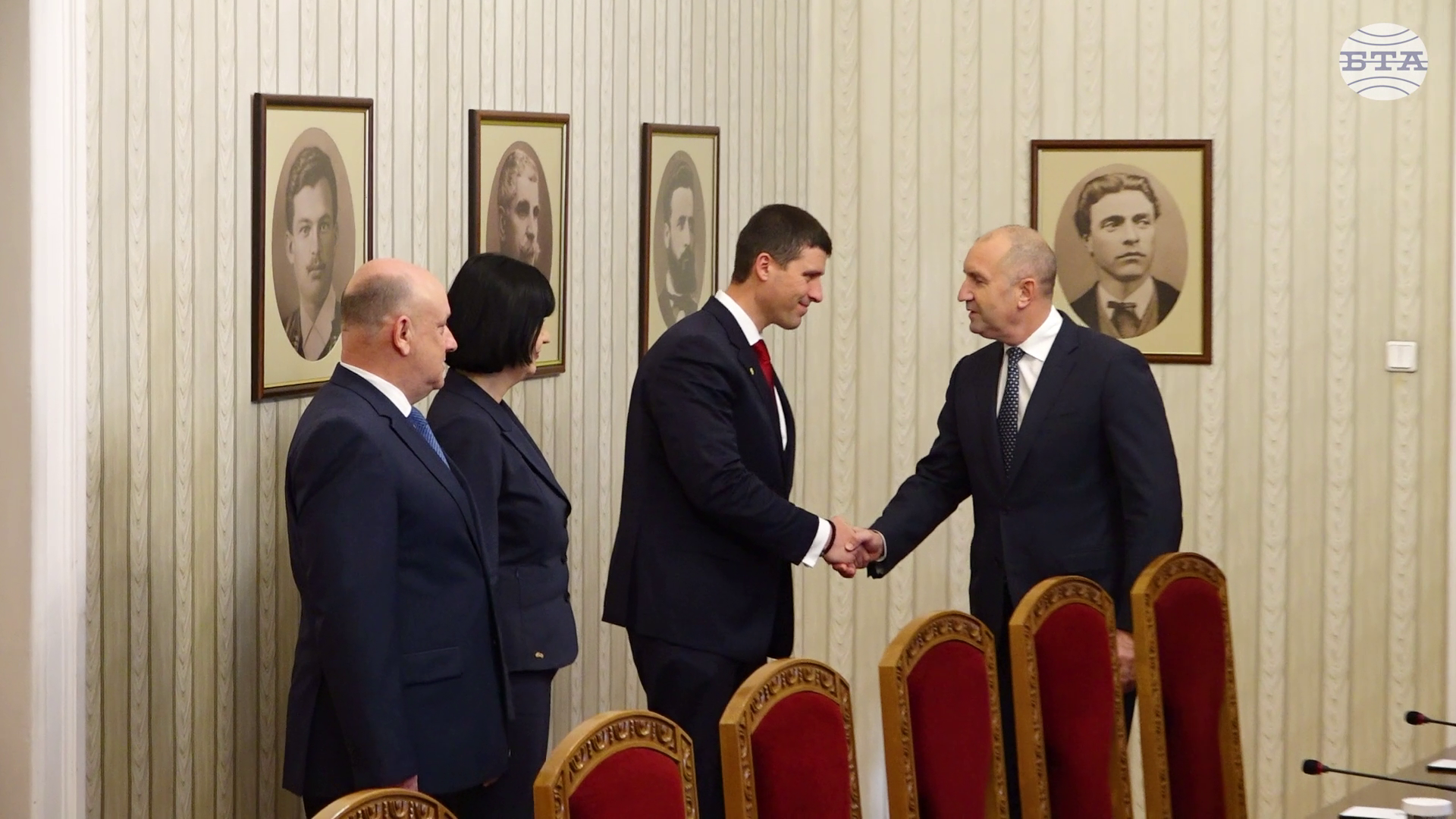 Представители на „Величие“ пристигнаха на „Дондуков“ 2 за консултации с президента Румен Радев