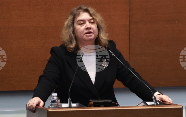 Консултациите трябва да бъдат откровен разговор с президента и да се избере един, който да се наеме да състави правителство, каза Наталия Киселова