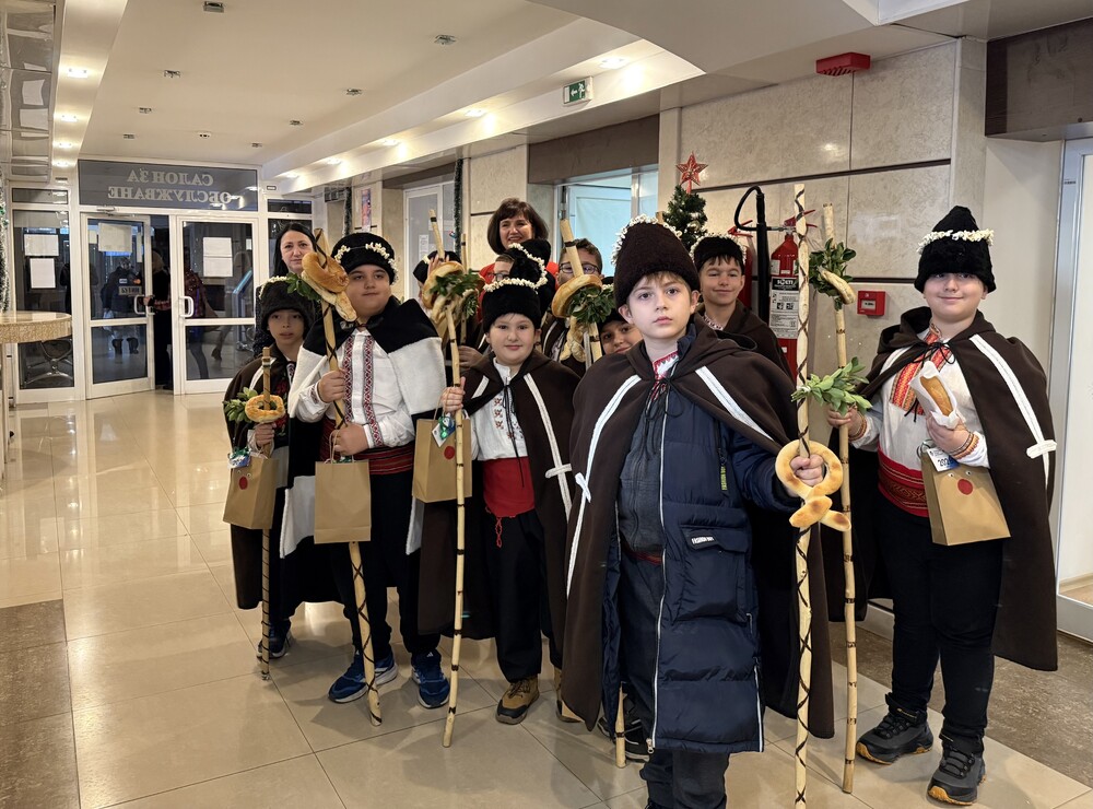 Коледарчета внесоха празнично настроение в офиса на НАП във Видин