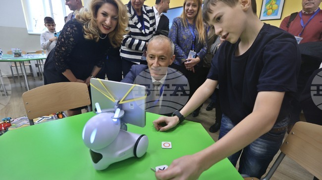 Под мотото „Безкрайност в развитието“ столичното 18-о Средно училище „Уилям Гладстон“ откри своето ново STEM пространство