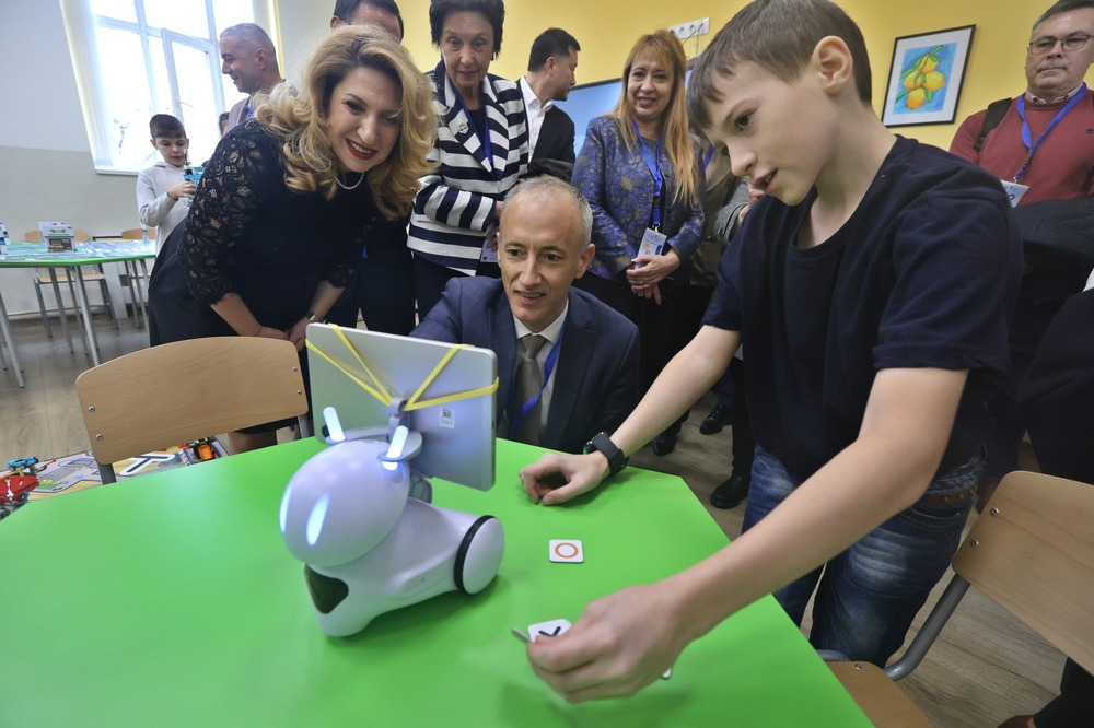 Под мотото „Безкрайност в развитието“ столичното 18-о Средно училище „Уилям Гладстон“ откри своето ново STEM пространство