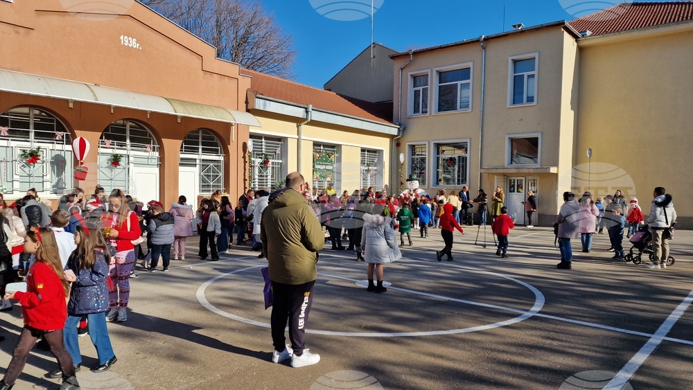 Благотворителен базар в подкрепа на Дневния център за деца и възрастни хора с увреждания "Слънчев лъч" бе открит в Шумен