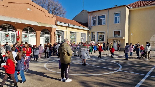Благотворителен базар в подкрепа на Дневния център за деца и възрастни хора с увреждания "Слънчев лъч" бе открит в Шумен