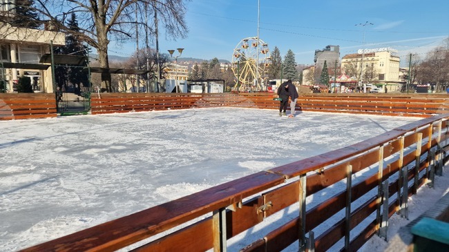 Ледената пързалка в Перник вече работи