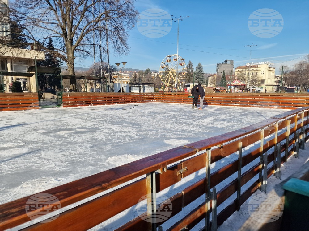 Ледената пързалка в Перник вече работи