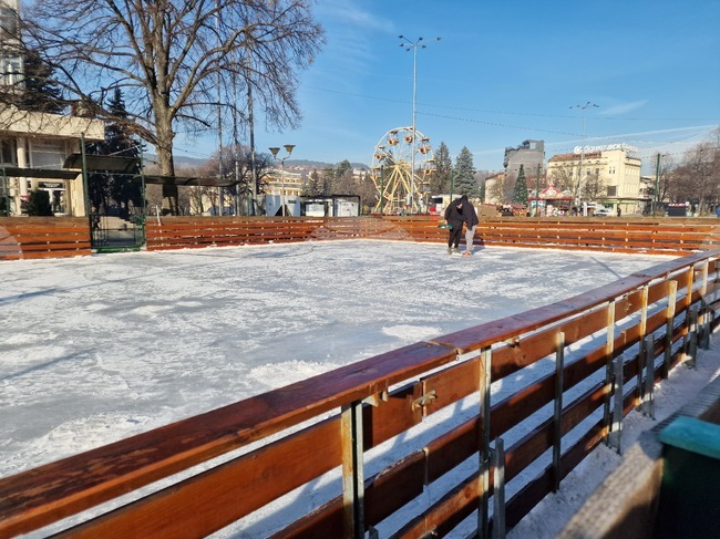 Ледената пързалка в Перник вече работи