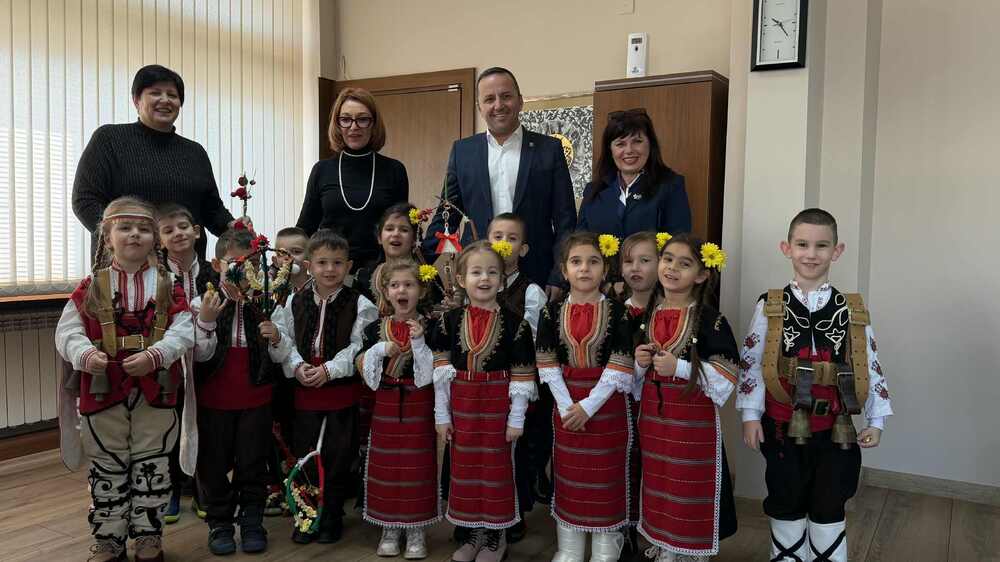 ОА Благоевград: Малки сурвакари от ДГ №6 „Щастливо детство“ гостуваха на областния управител