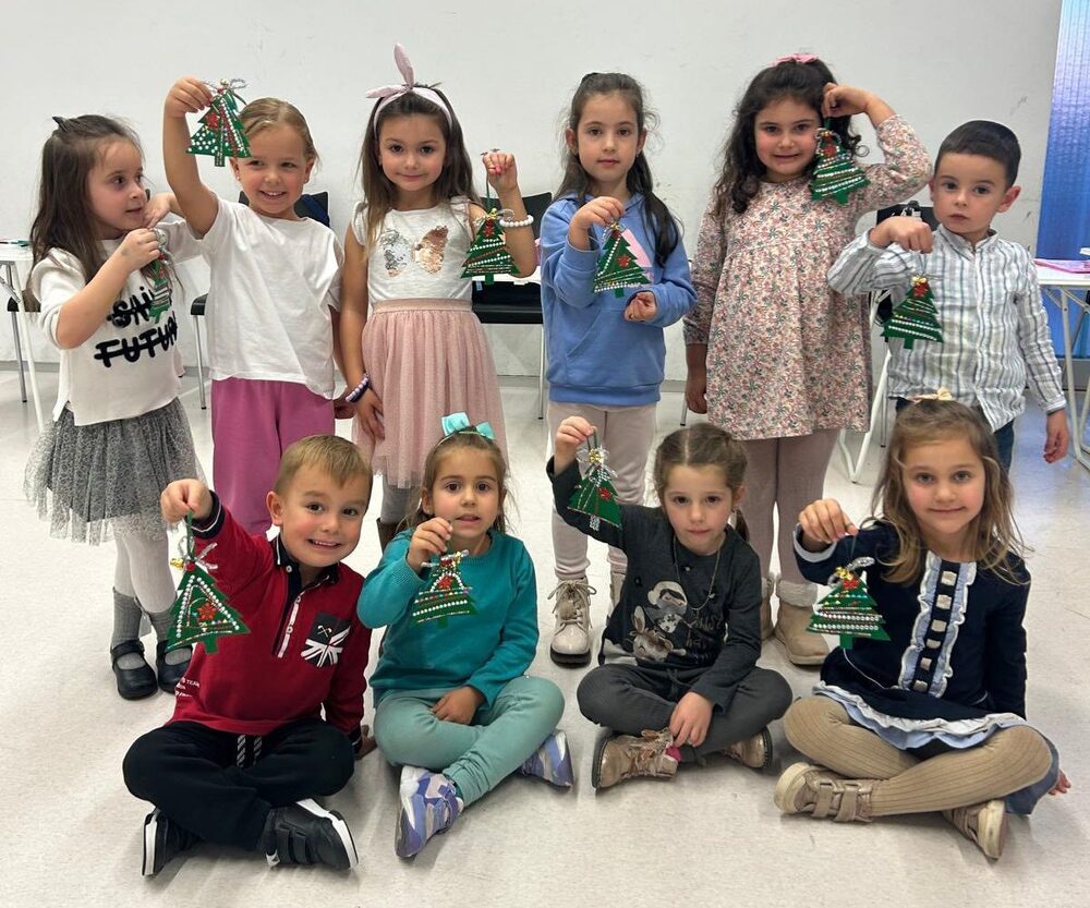 Коледни творчески занимания бяха организирани през декември в Българското училище „Св. св. Кирил и Методий“ в Памплона, Испания