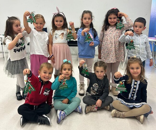 Коледни творчески занимания бяха организирани през декември в Българското училище „Св. св. Кирил и Методий“ в Памплона, Испания