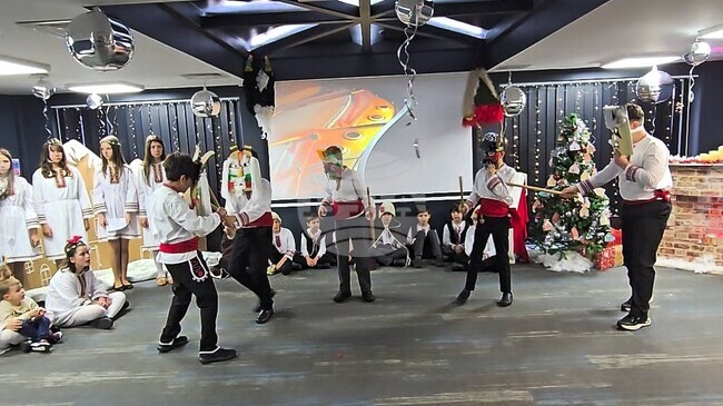 Обичаят, свързан с кукерите, бе акцент в коледното тържество на Българското училище „Св. Климент Охридски“ в Лутън, Великобритания