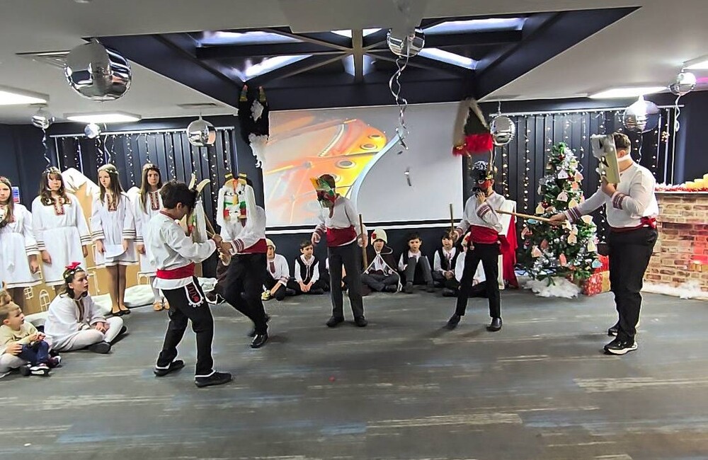 Обичаят, свързан с кукерите, бе акцент в коледното тържество на Българското училище „Св. Климент Охридски“ в Лутън, Великобритания