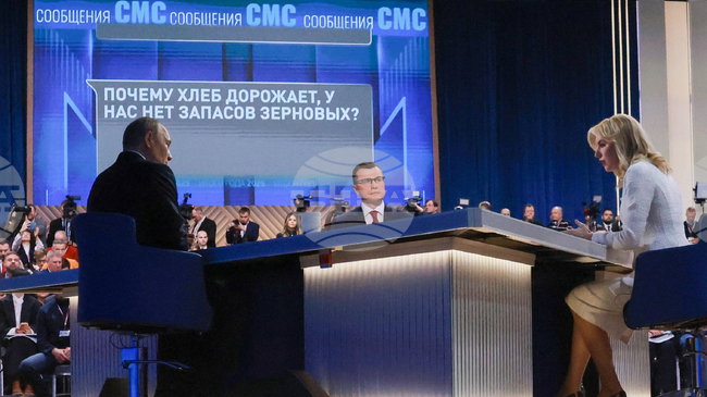 Саркастични съобщения се появиха на голям екран, където Путин проведе годишната си пресконференция